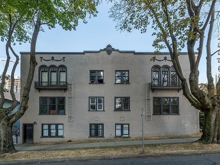 935 Jervis St — Photo 28