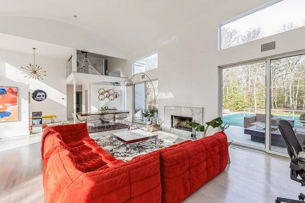 Stunning Modern Five Bedroom in East Hampton — Photo 4