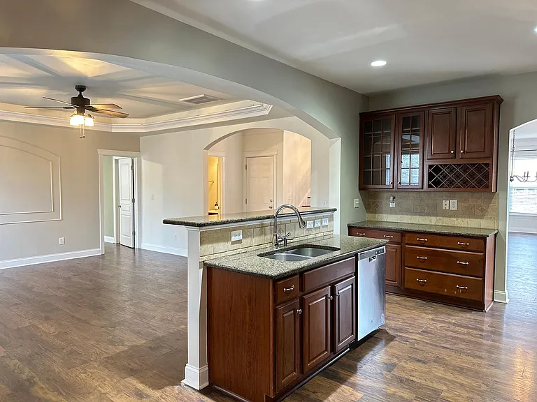 8124 Lynwood Sq — Photo 4