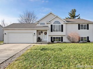 685 Ridgefield Dr, Coopersville, MI 49404