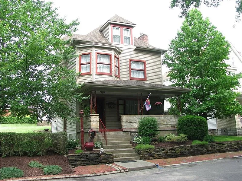 202 Lawrence Ave photo 1
