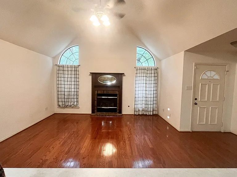 1318 Point West Dr — Photo 2
