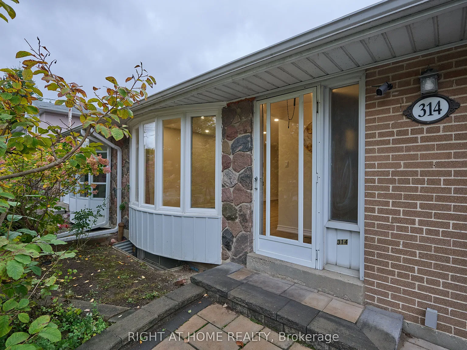 4 bed, $3,880 — Photo 2