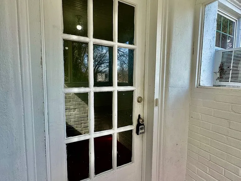 405 E Elm St — Photo 24