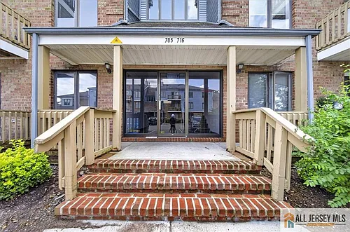710 Peach St Photo 1