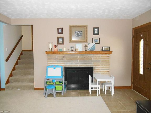 5th image of 210 E Ingleside Dr