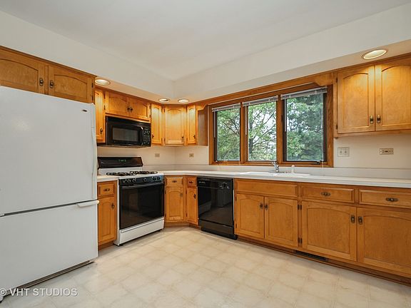 3rd image of 16418 Sharon Ct