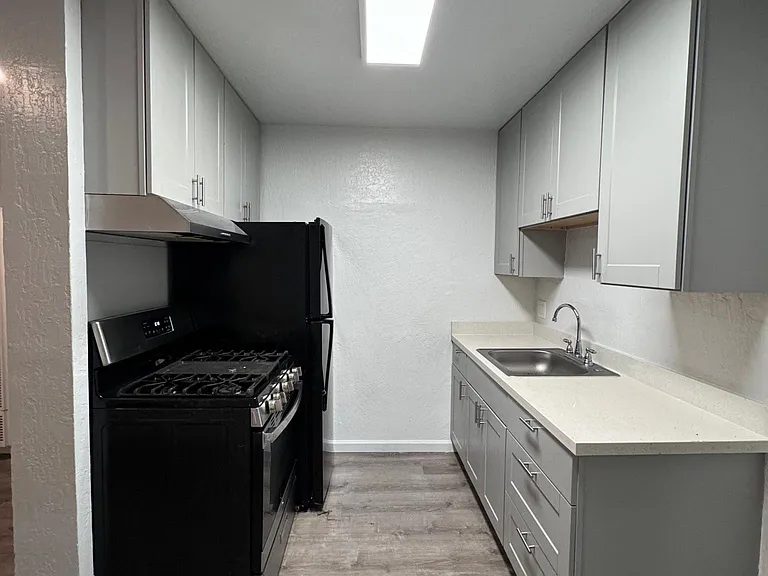 165 4th St #1 — Photo 3