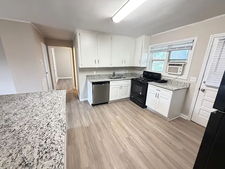 1404 Oakwood Ave — Photo 5