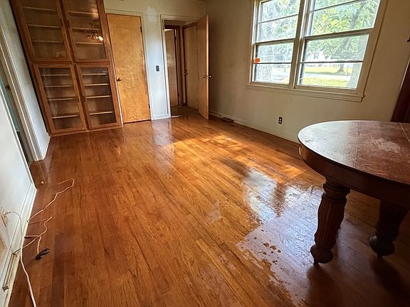 4th image of 901 Fowler St