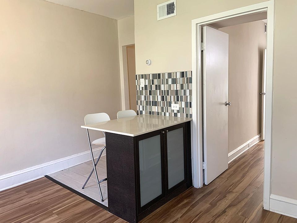 Eat-In Dining Area