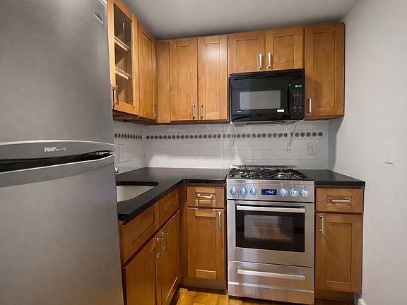 4th image of 3110 23rd St APT 5E