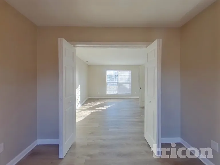 1402 Weston Ln — Photo 3