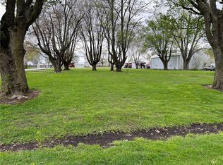 705 SW 2nd St, Casey, IL 62420