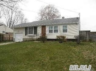 102 Chapel Hill Dr, Brentwood, NY 11717