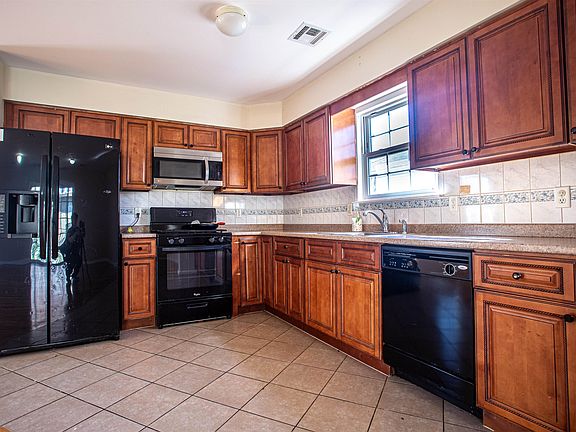 4th image of 90-92 W Kinney St #3