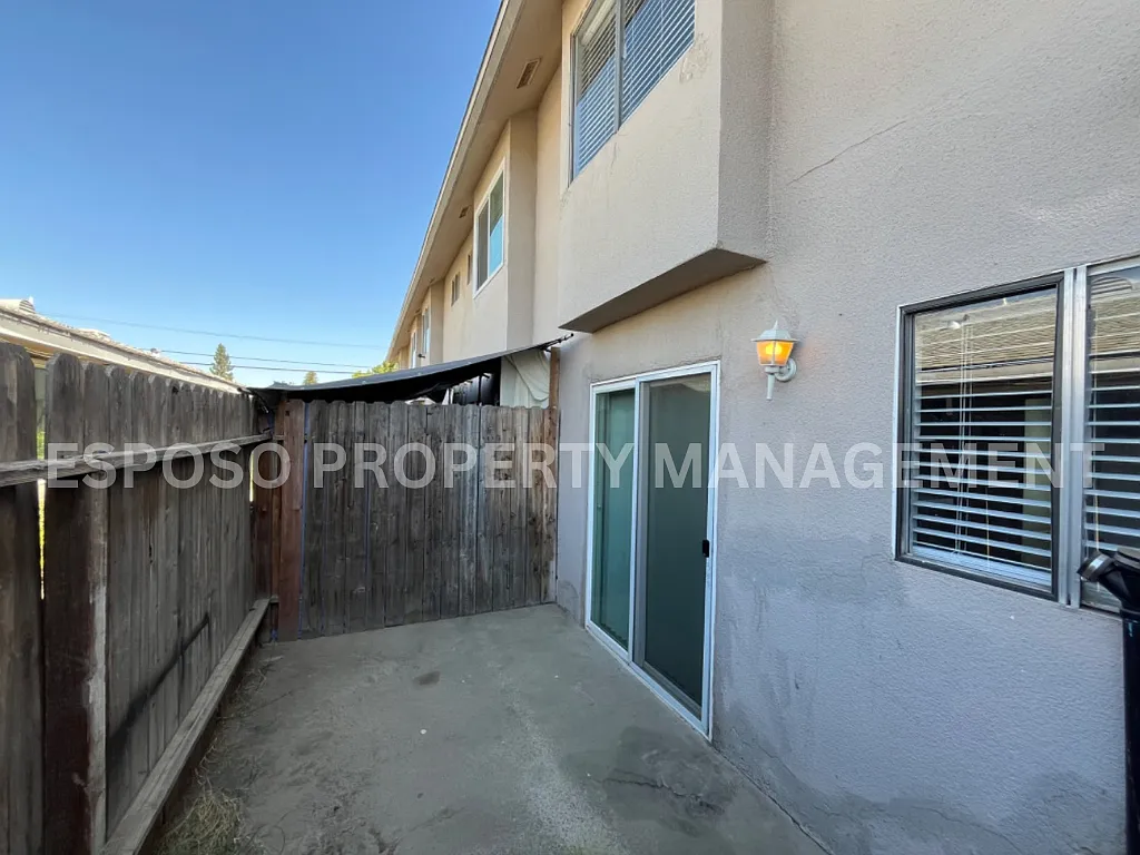 2 bed, 1.5 bath, 1000 sqft, $1,375 — Photo 3