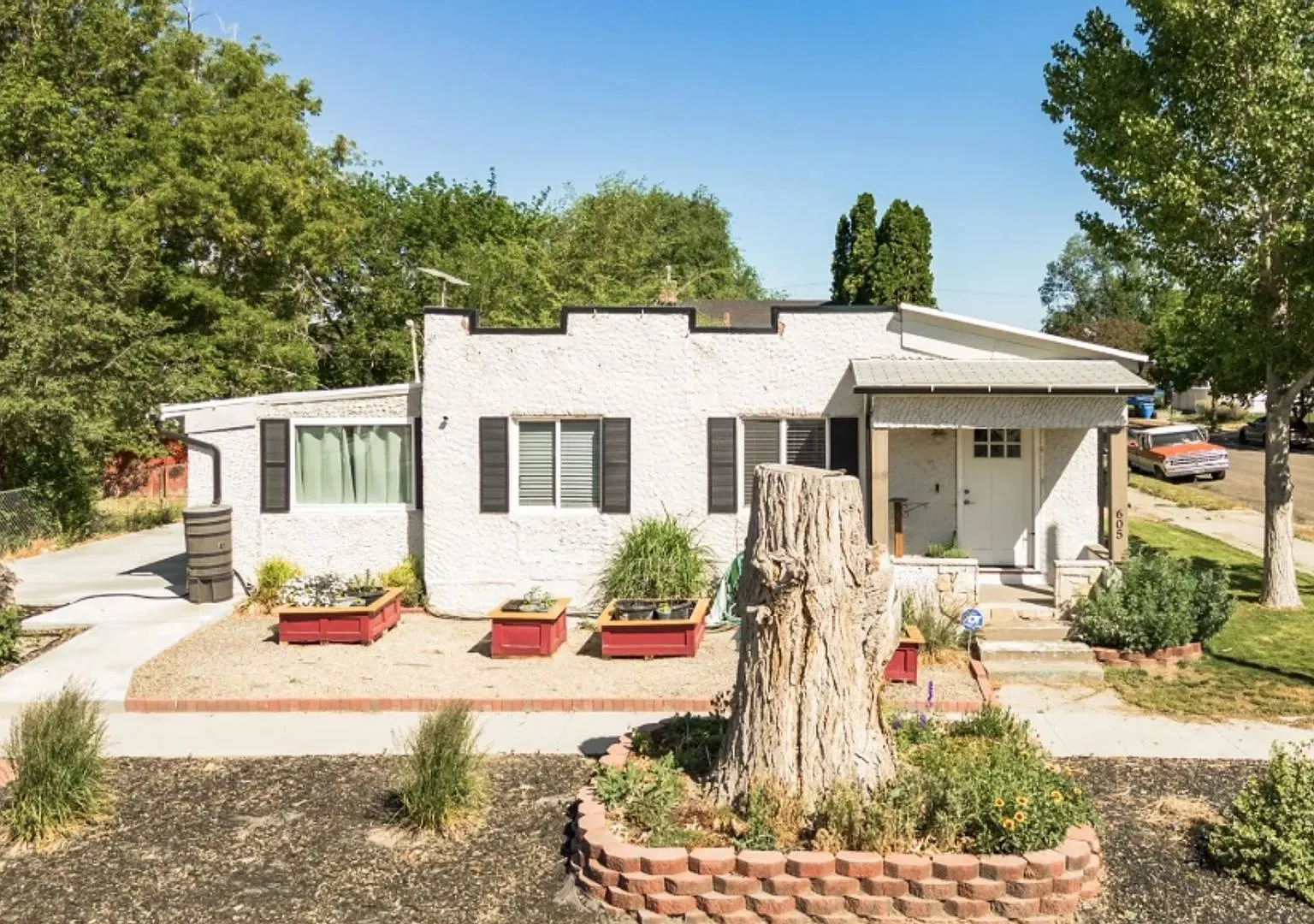 Adorable Three-bedroom home! Centrally Located — Photo 1