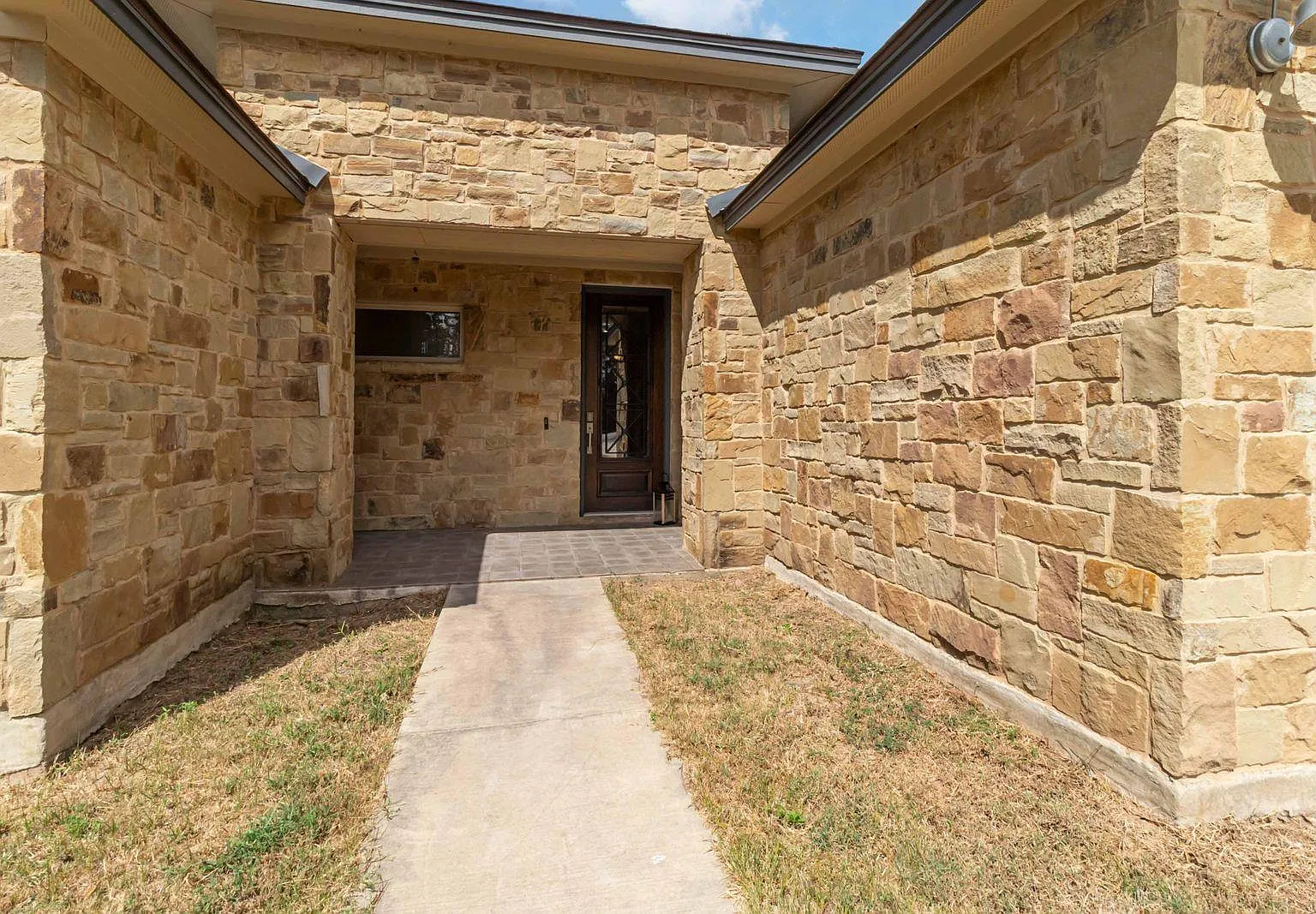 3 bed, 2.0 bath, 1820 sqft, $2,400 — Photo 2