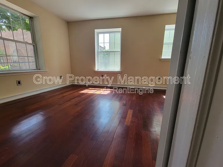 1019 S 10th St — Photo 22
