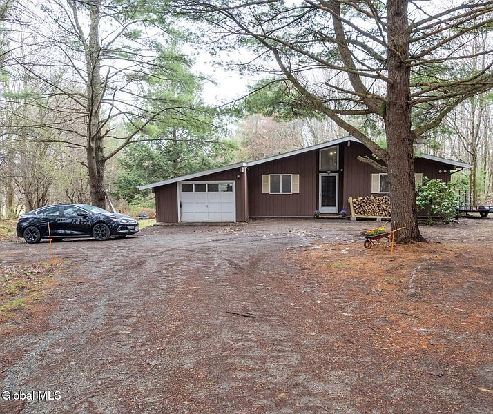 3rd image of 421 Potter Hill Road
