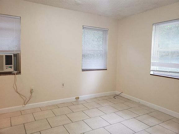 5th image of 204 Holmes Dr #B