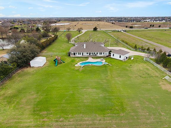 5th image of 499 McDonald Rd