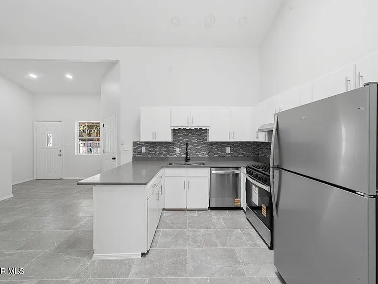 821 Los Lagos Way #B — Photo 7