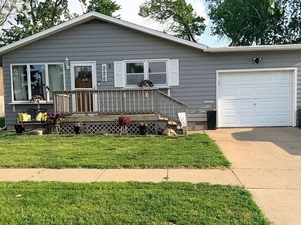 220 11th St SW, Le Mars, IA 51031