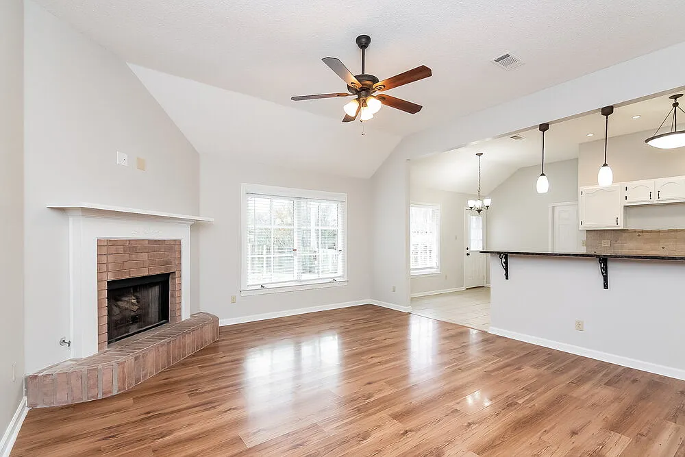 3 bed, 2.0 bath, 1893 sqft, $2,070 — Photo 2