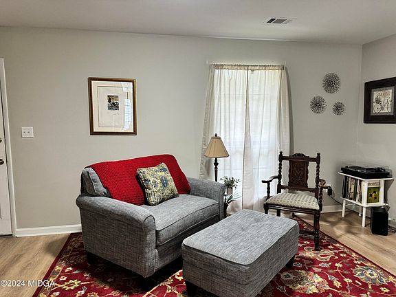 5th image of 104 Fox Glen Dr