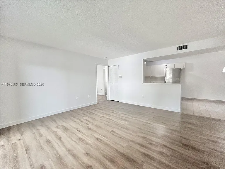 400 Palm Cir W #201 — Photo 9