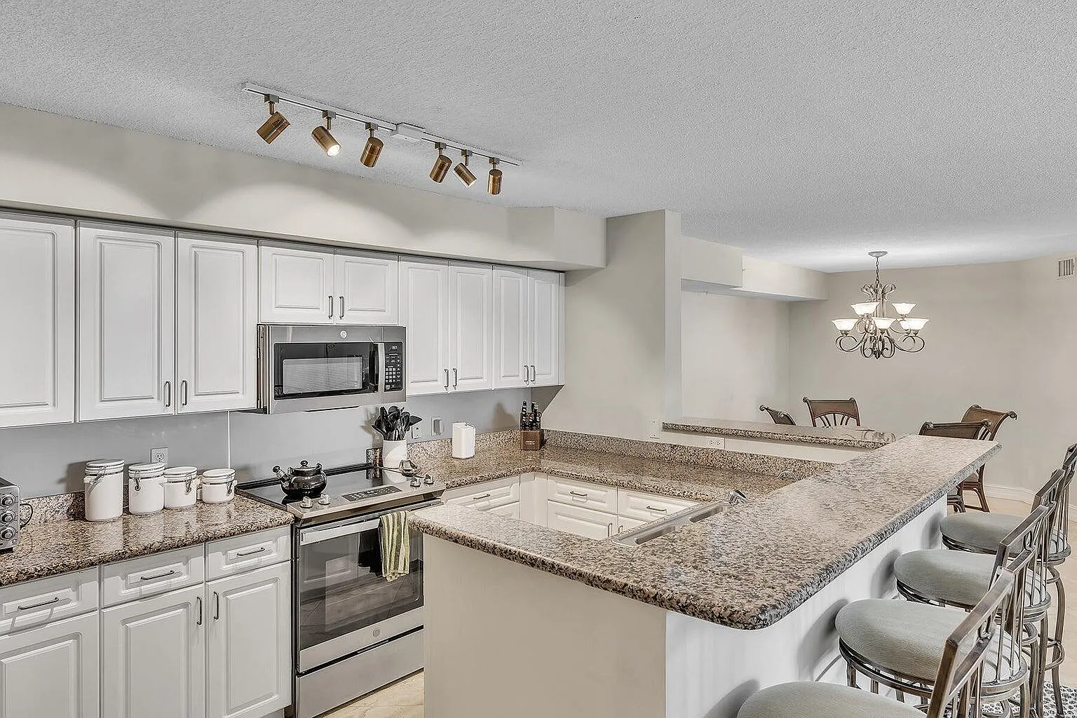 2 bed, 2.0 bath, 1400 sqft, $3,500 — Photo 3
