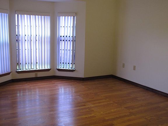 5th image of 65 Olde Cypress Cir