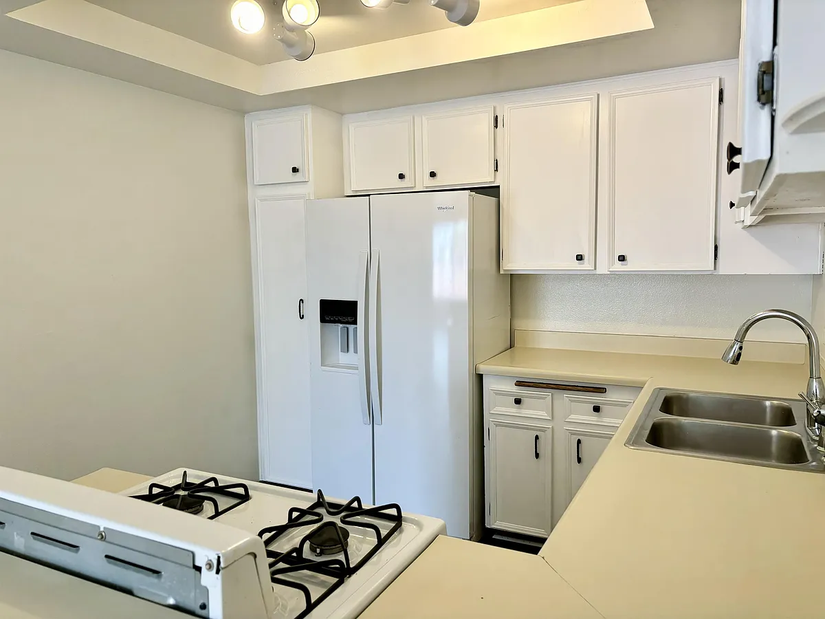 Building Photo - 9885 Caspi Gardens Dr #8-1