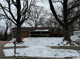 8 Ipswich Ct, Florissant, MO 63033