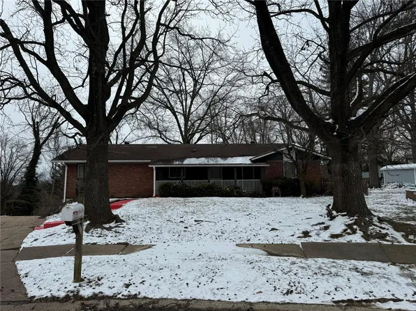 8 Ipswich Ct, Florissant, MO 63033