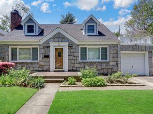 61 Maple Dr, New Hyde Park, NY 11040