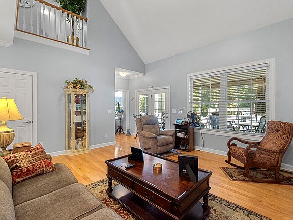 5th image of 14 W Ridgefield Ct