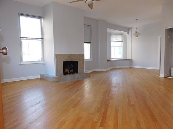 2nd image of 1039 N La Salle Dr #D