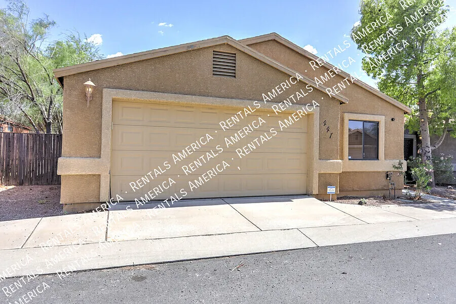 Spacious 4-bedroom, 2-bath home with fenced in yard. — Photo 2