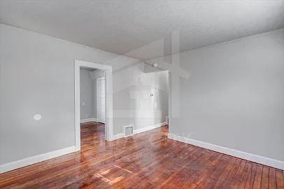 2 bed, 1.0 bath, 912 sqft, $1,300 — Photo 4