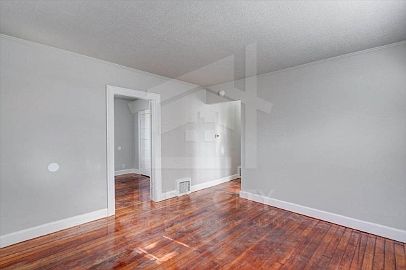 4th image of 815 N Centennial St