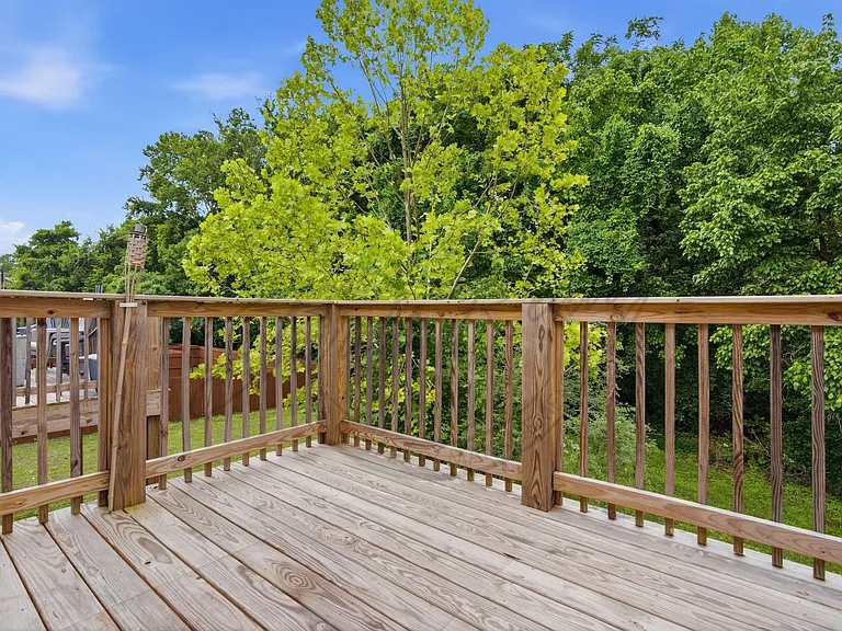 703 Linden Grn — Photo 16