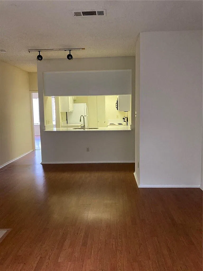 2 bed, 2.0 bath, 904 sqft, $1,995 — Photo 4