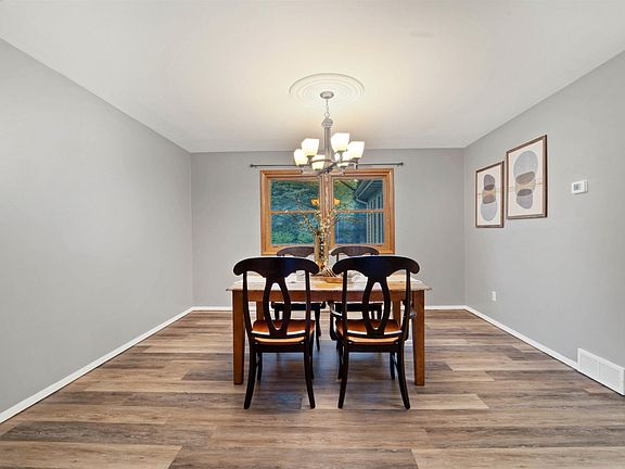 5th image of 809 N Cambridge Dr