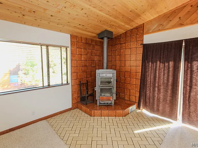 1772 Columbine Dr — Photo 5