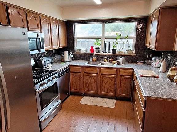 5th image of 802 Glenmore Dr
