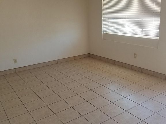 3rd image of 920 N Tornillo St