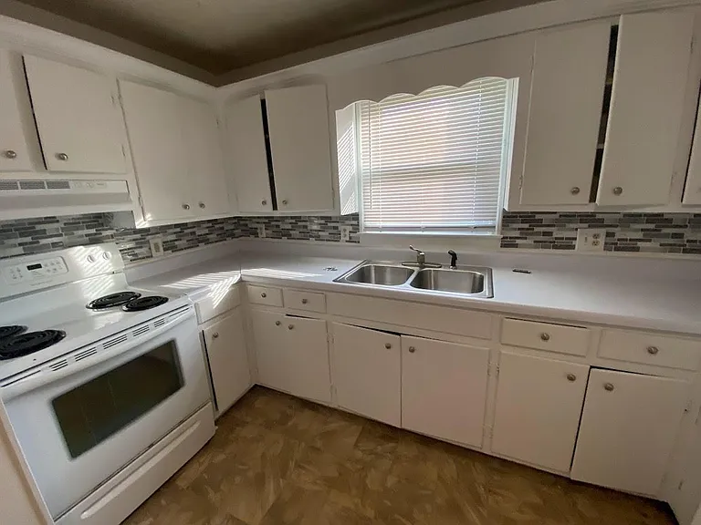 114 Lunceford Ln — Photo 13